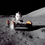Eugene Cernan conduciendo un Rover sobre la luna